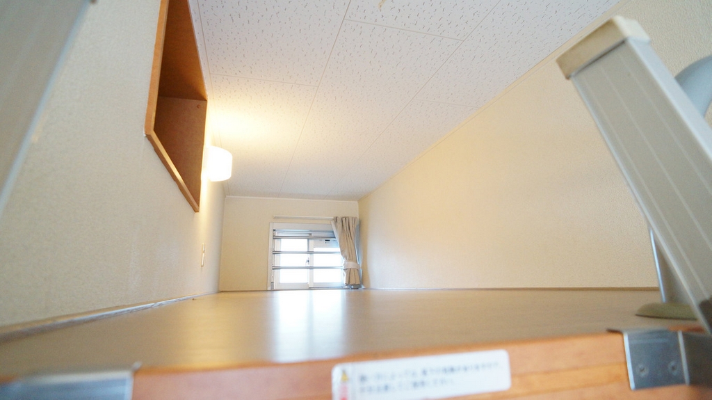 レオパレスネスト中百舌鳥 窓が付いて風通しのいいロフトスペース
