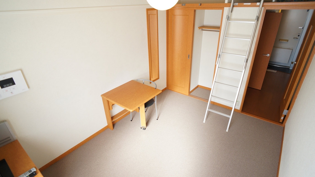 レオパレスネスト中百舌鳥 大きなクローゼットで収納力バツグンです。