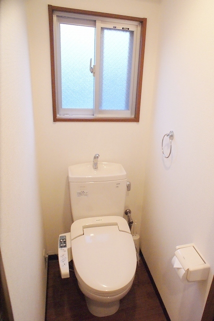 IF西梅田 単身様!貴重な窓有りのお手洗いですよ!!【ウォシュレット完備】