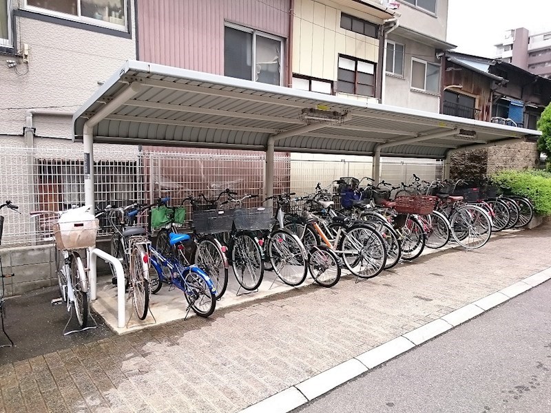 エミネンスタカハシ 屋根付き駐輪場です