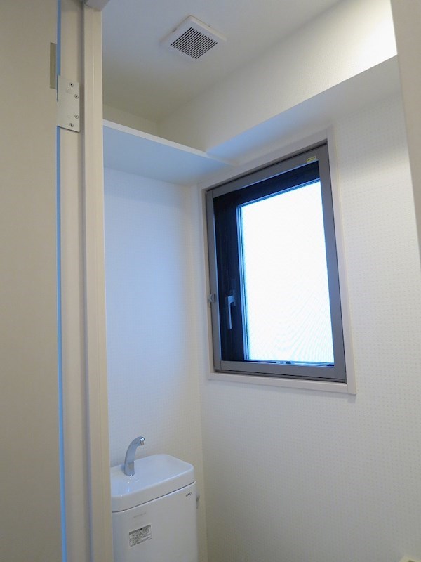 グラース難波イースト 上部棚板・窓があり、快適なトイレです