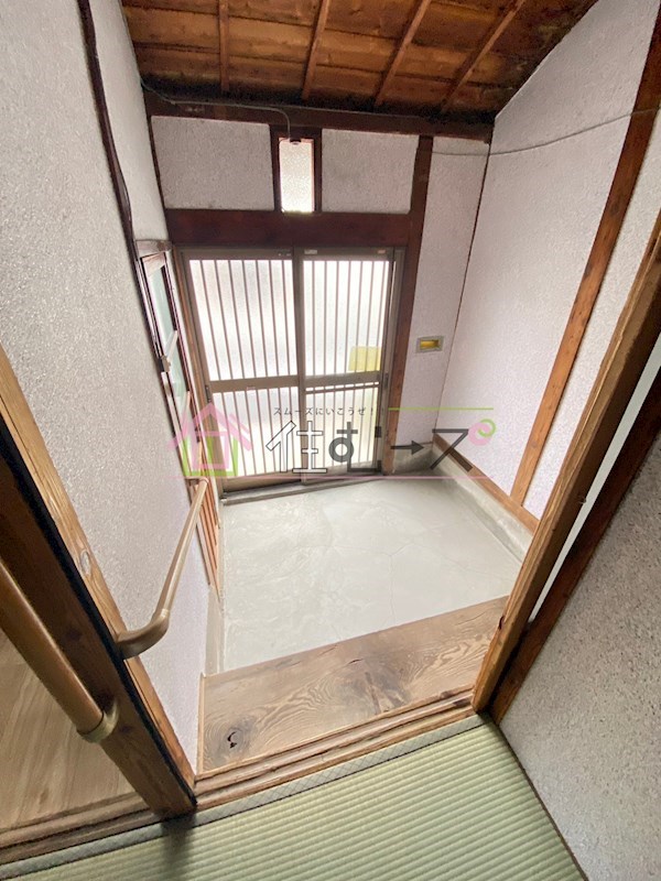 太子橋１丁目貸家　右端 玄関